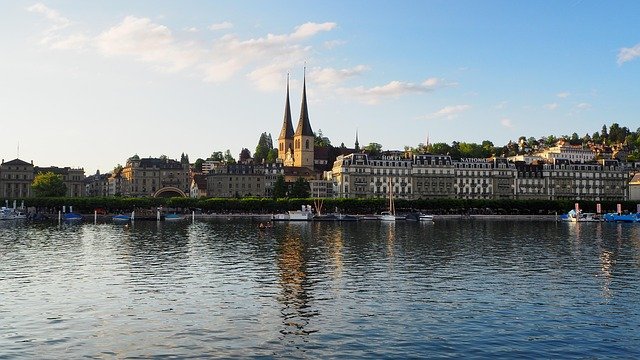 Hôtel historique en Suisse avec architecture ancienne