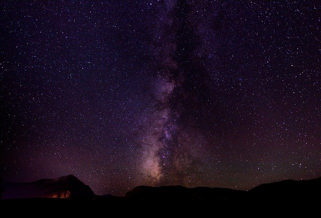 Nuit étoilée sur les Alpes suisses